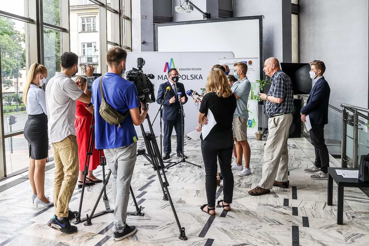 dziennikarze na konferencji prasowej nagrywają wicemarszałka