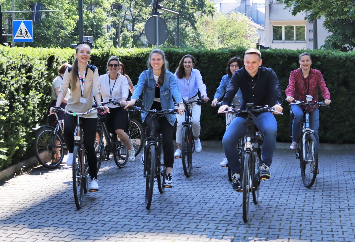 grupa osób jedzie na rowerze