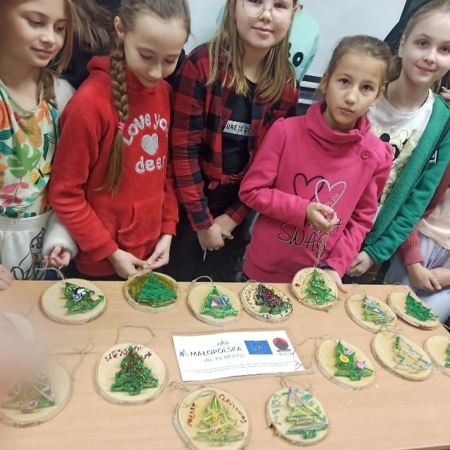 Dzieci prezentują dekoracje bożonarodzeniowe