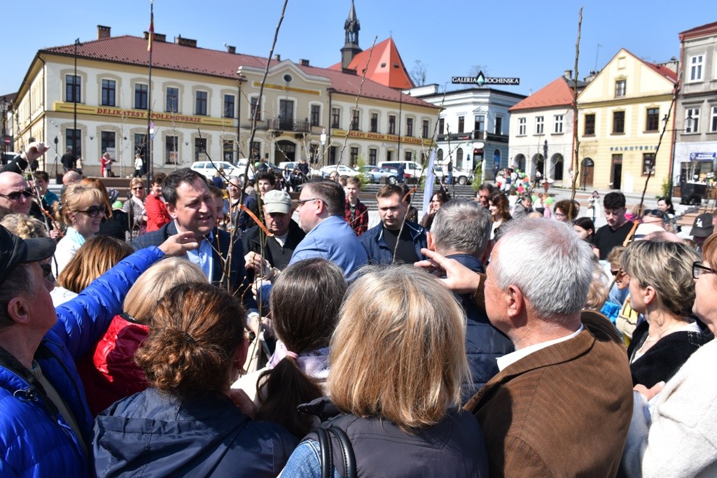 Tłum ludzi na Rynku w Bochni