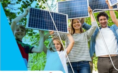 Rodzina trzyma panele fotowoltaiczne