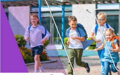 Dzieci z plecakami wybiegają ze szkoły