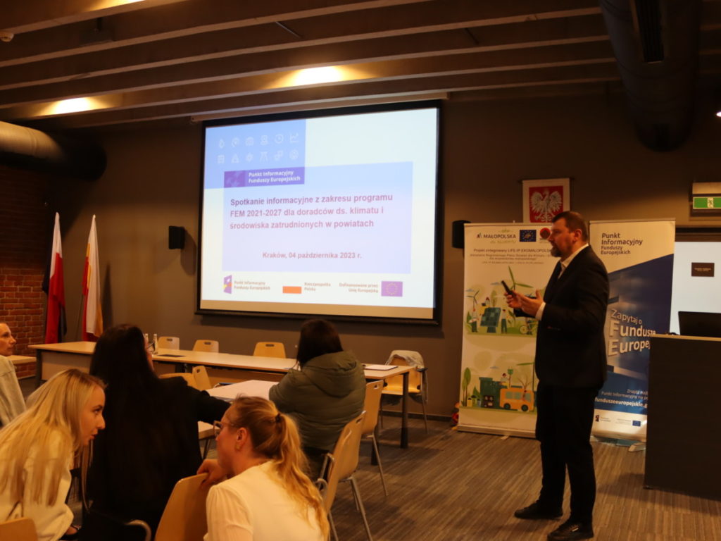 Tomasz Basta przedstawia informacje na temat FEM 2021-2027