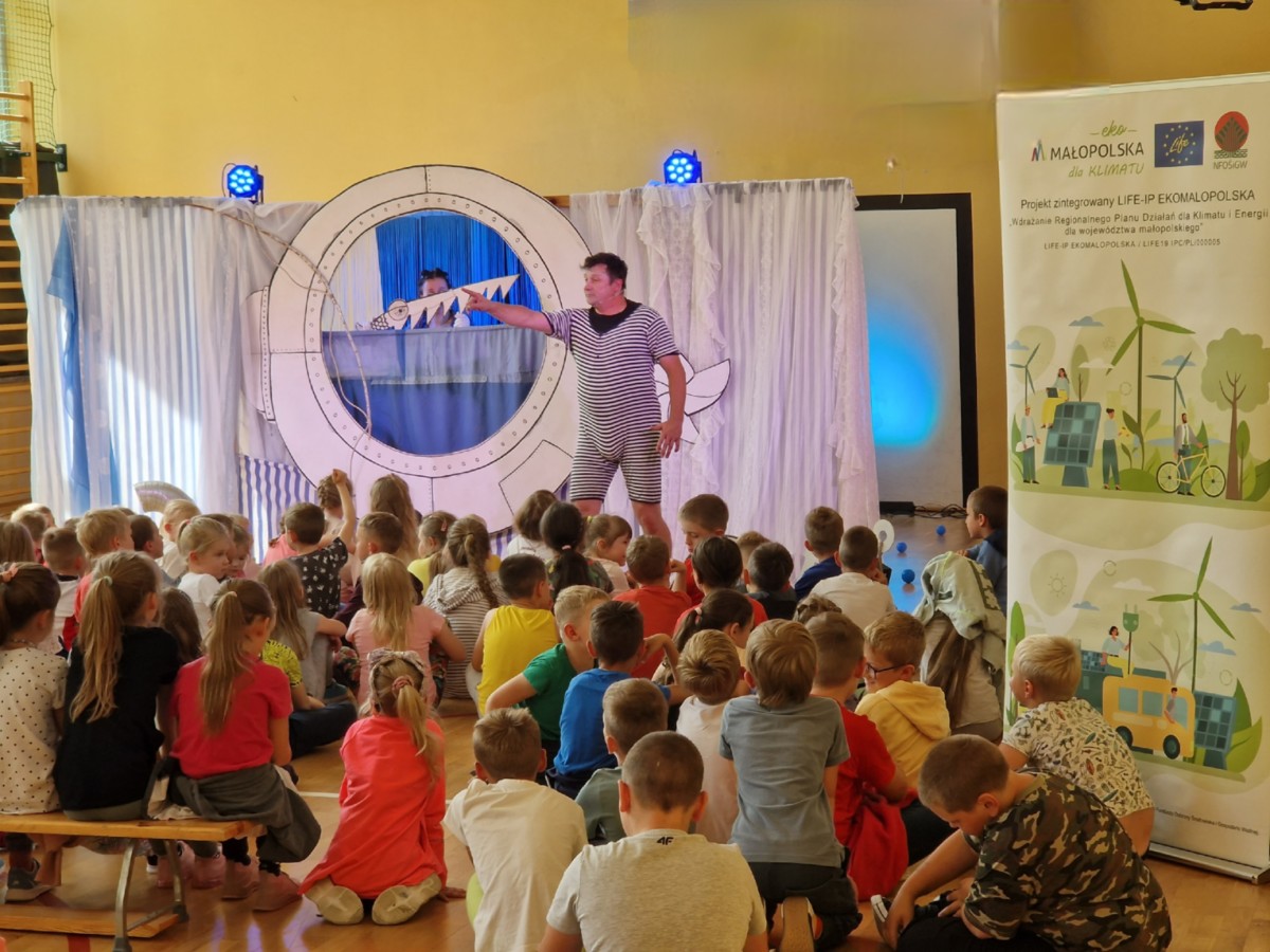 Przedstawienie dla najmłodszych: spektakl Teatru Chrząszcz w Trzcinie: "Plum i Bulb, czyli problemy z wodą" 
