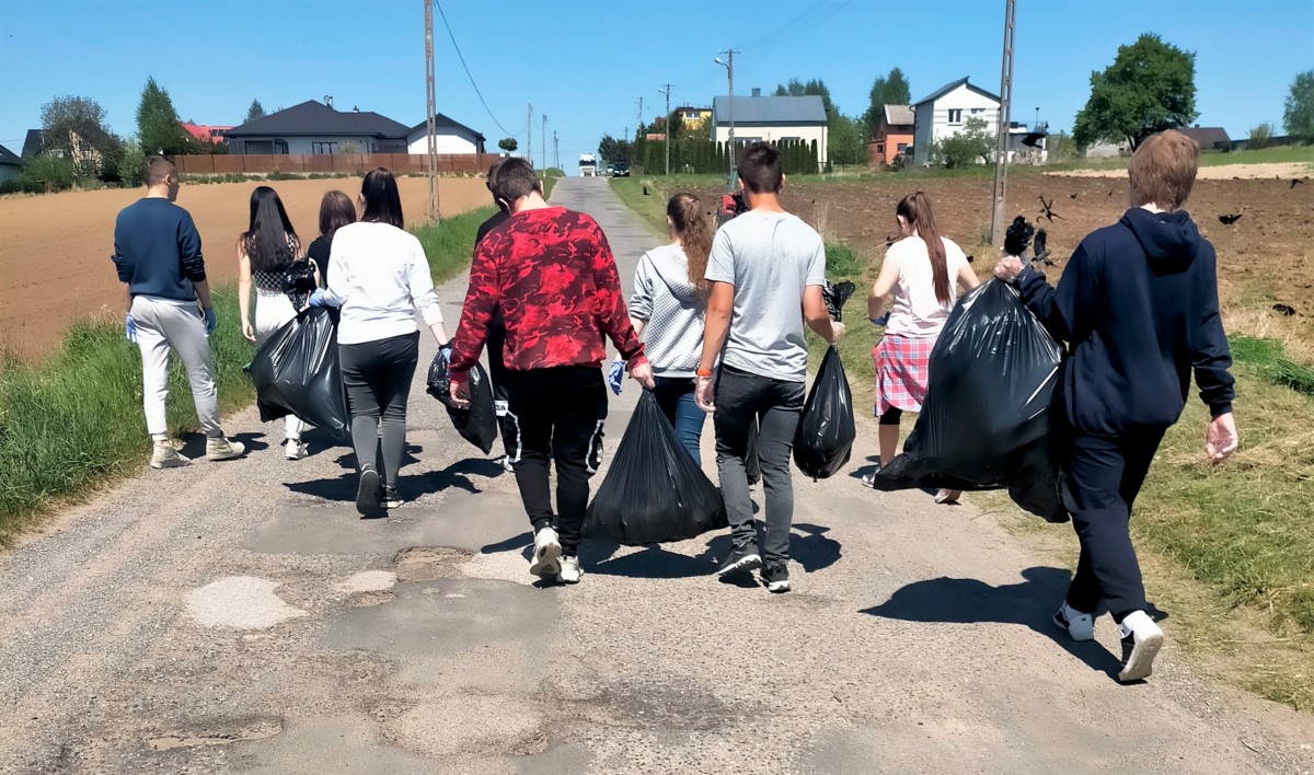 Sprzątanie świata wraz z młodzieżą  z Zespołu Szkół im. Bartosza Głowackiego w Proszowicach