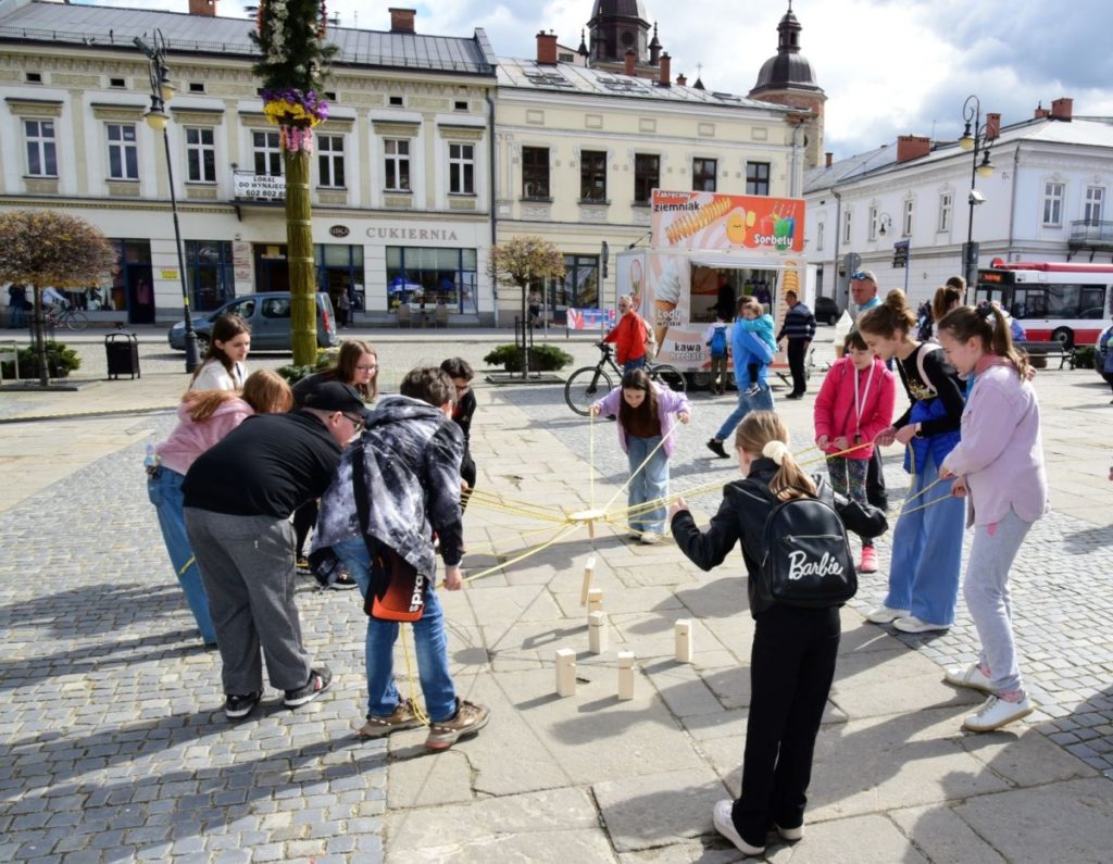 Młodzież przy grze terenowej