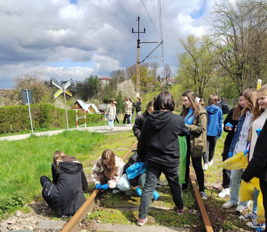 Młodzież sprząta tereny kolejowe