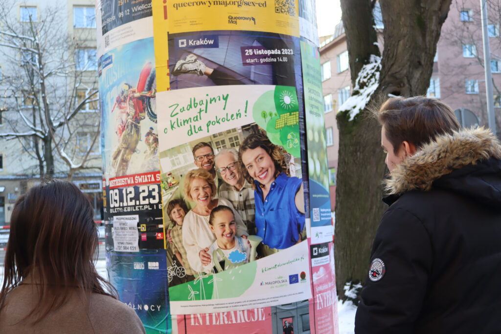 Zdjęcie przedstawiające plakat na kolumnie