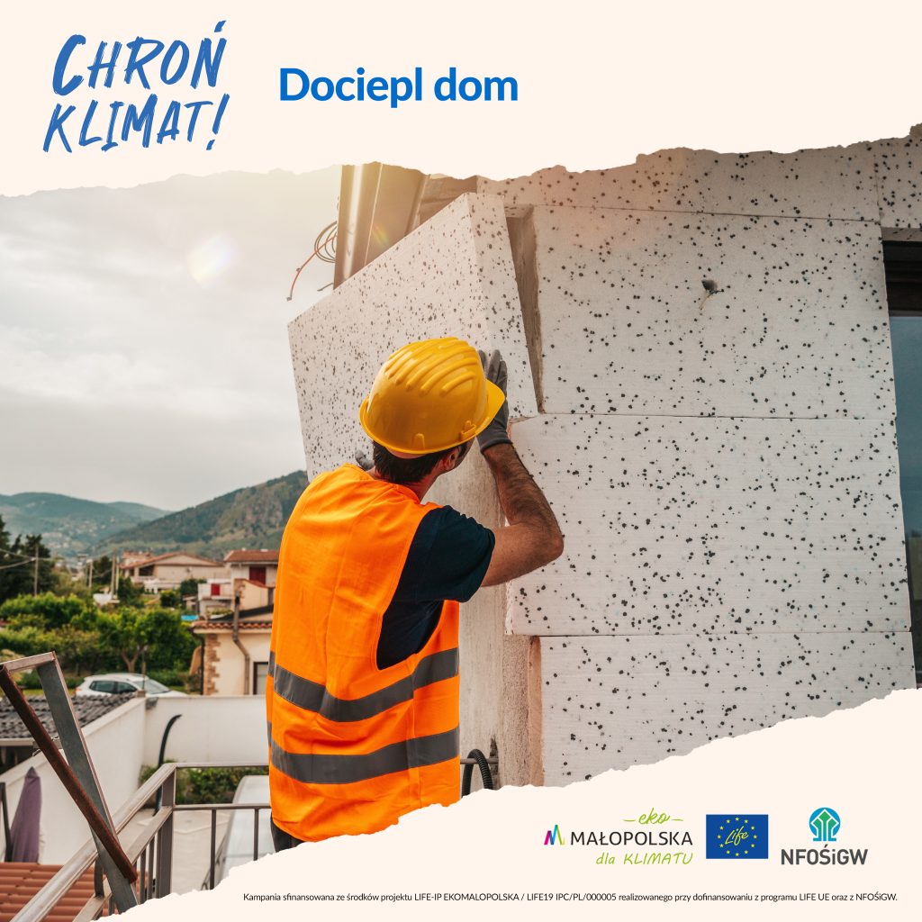 Pracownik ociepla dom