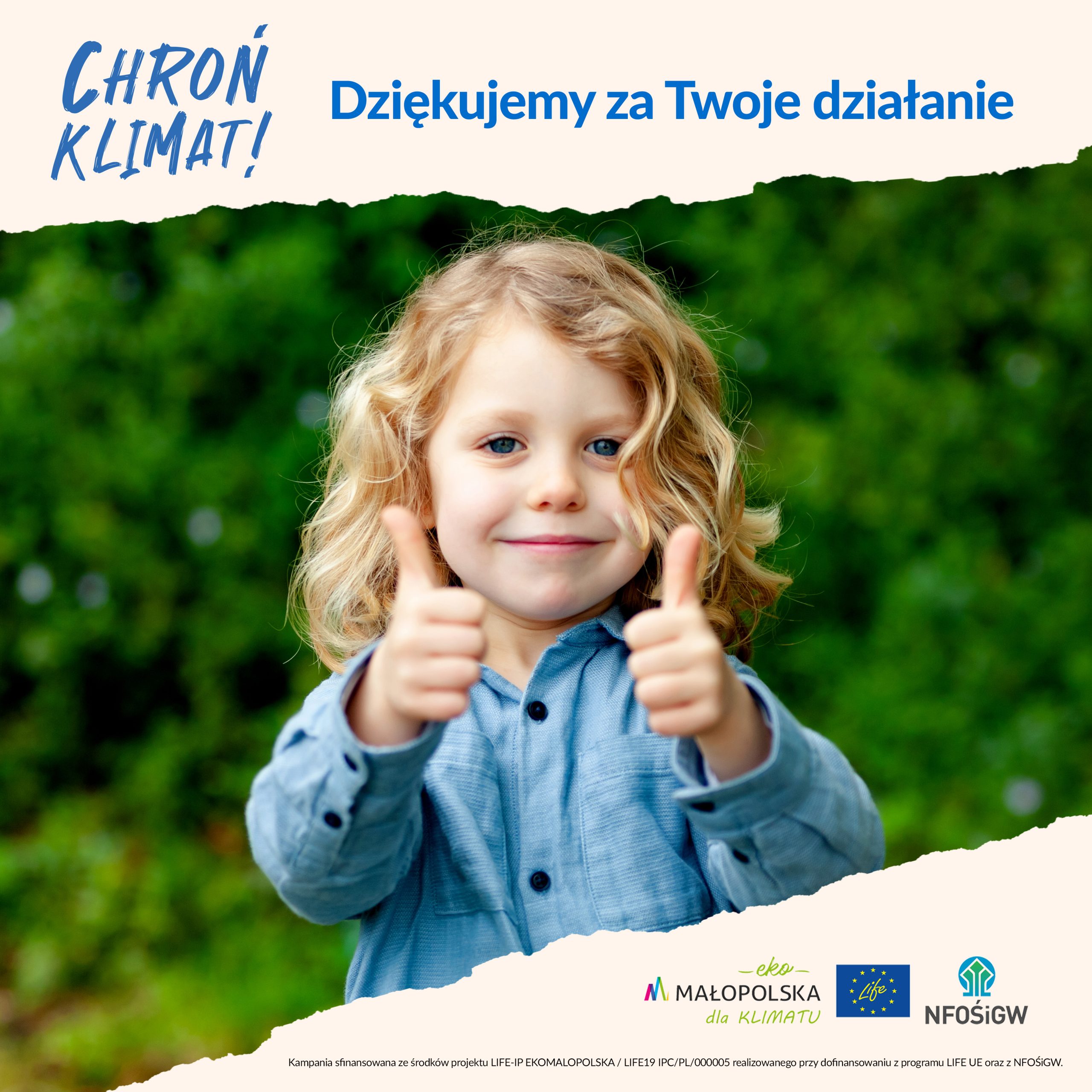 Chłopiec pokazuje kciuki w górę