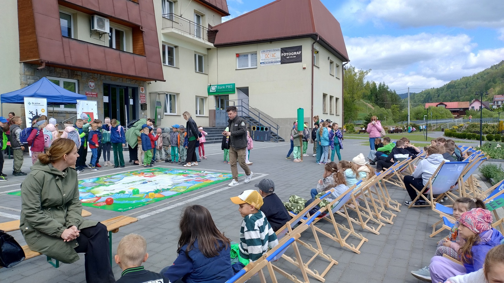 Dzieci zebrały się wokół gry terenowej