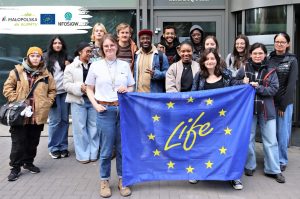 Grupa studentów stoi z przed wejściem do budynku urzędu