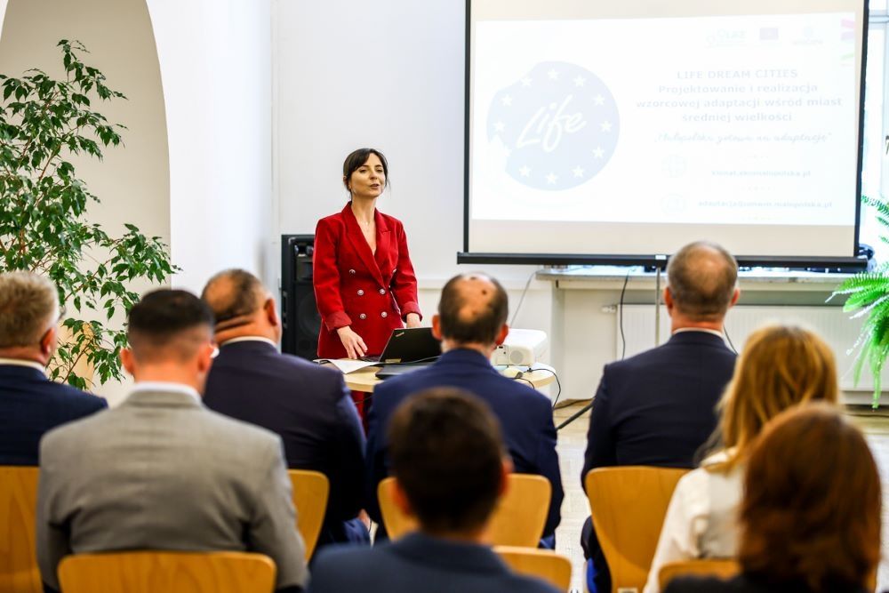 Kierownik projektu przemawia na konferencji