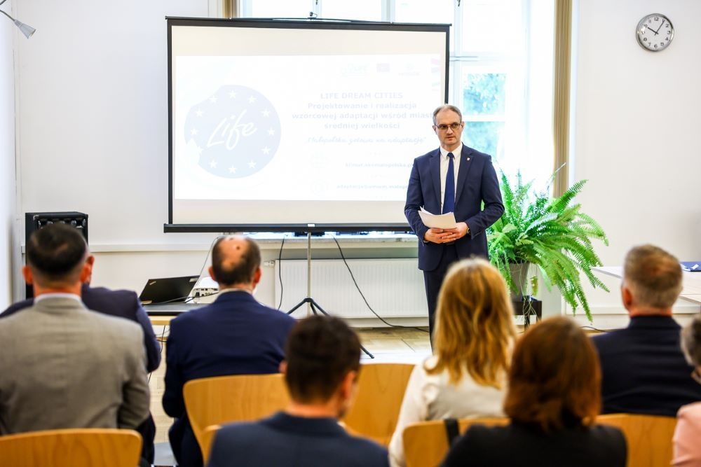Dyrektor Departamentu Środowiska przemawia na konferencji