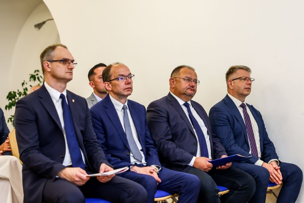 Mężczyźni słuchają wystąpienia