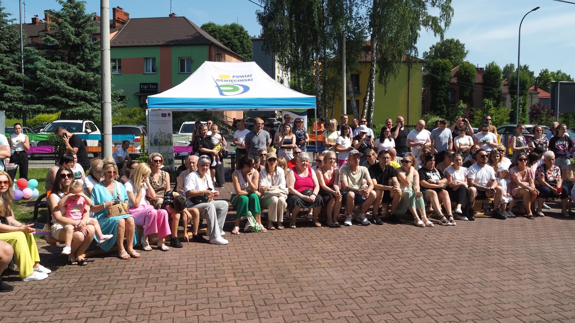 grupa ludzi siedzi