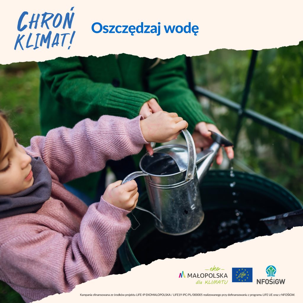 Dzieci nabierają wodę z beczki retencyjnej