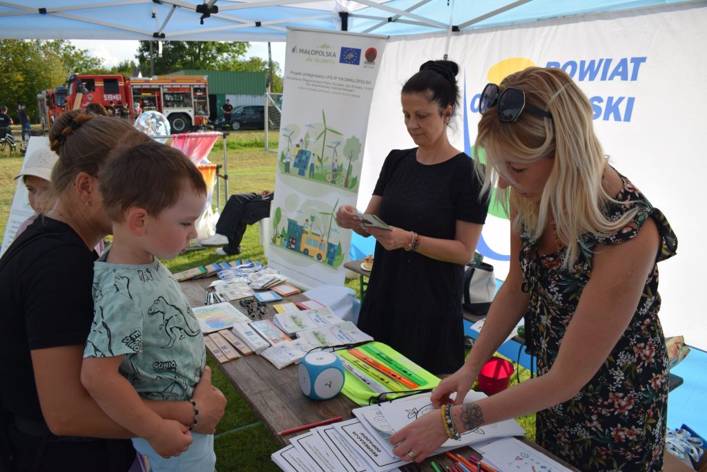 Stoisko informacyno-edukacyjne na wydarzeniu w powiecie oświęcimskim