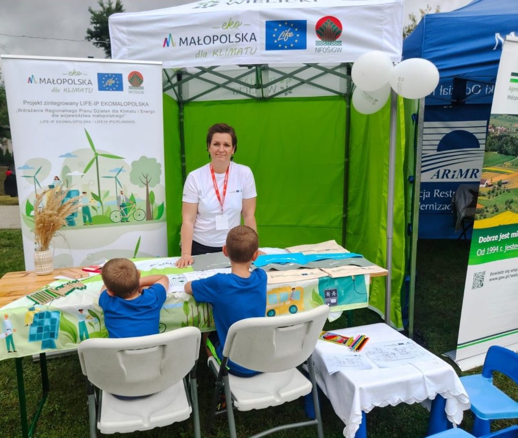 Doradczyni na stoisku edukacyjno-informacyjnym z 