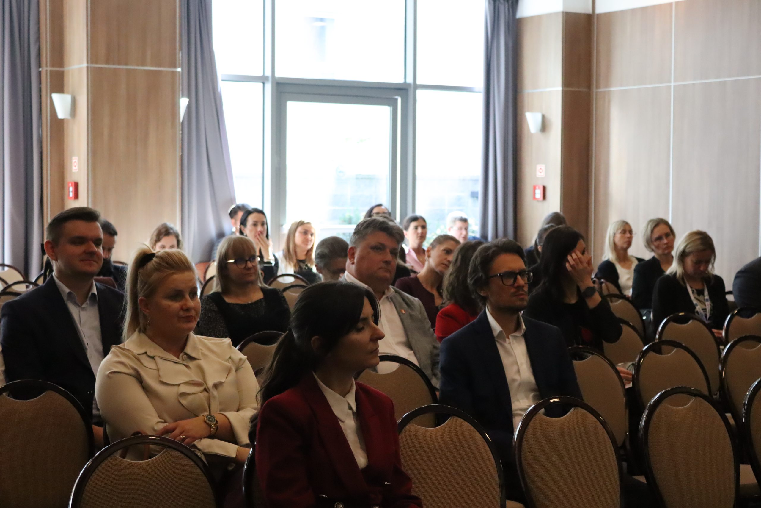 Uczestnicy panelu klimatycznego wsłuchują się w dyskusję