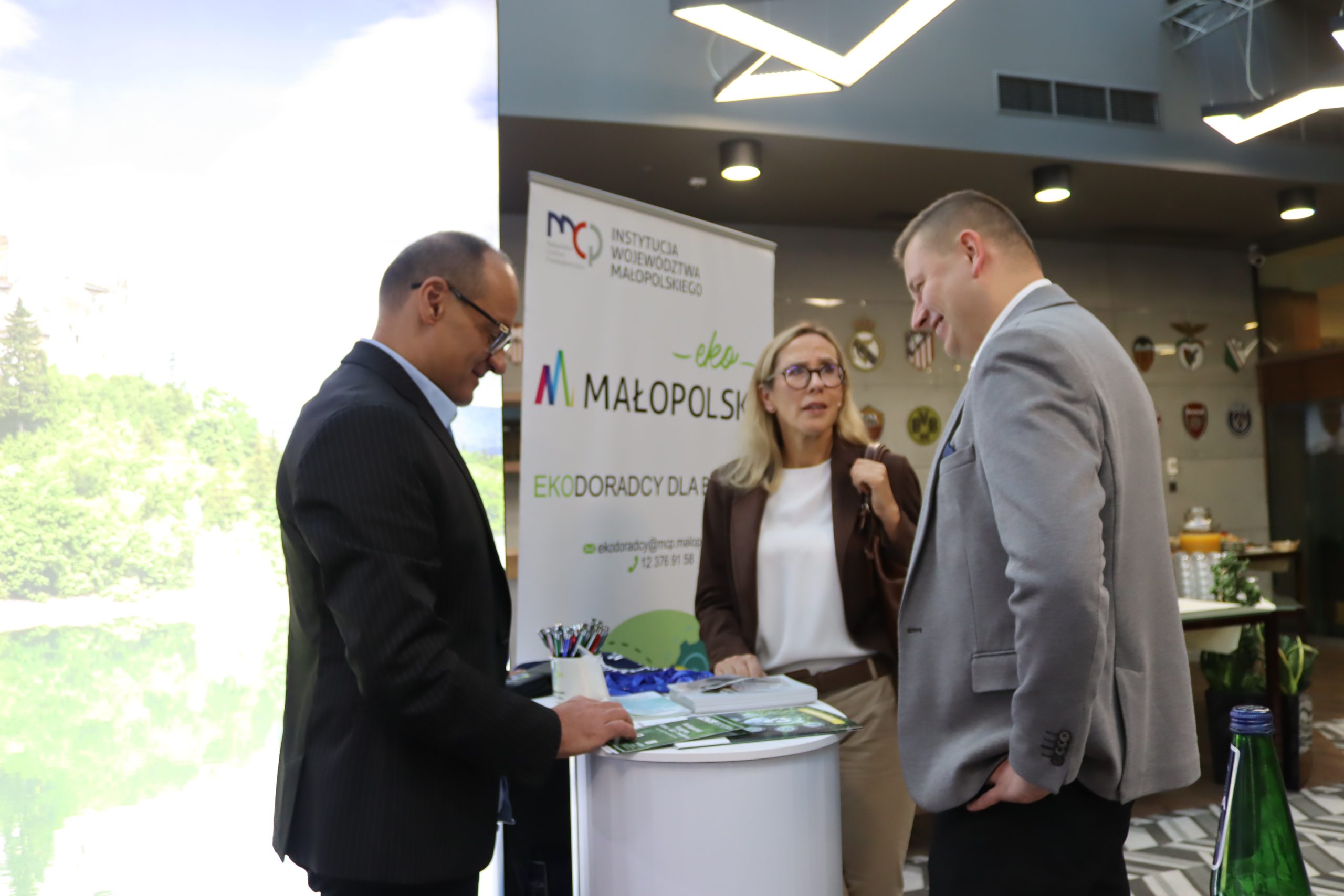 Doradcy dla biznesu dyskutują z uczestniczką Kongresu