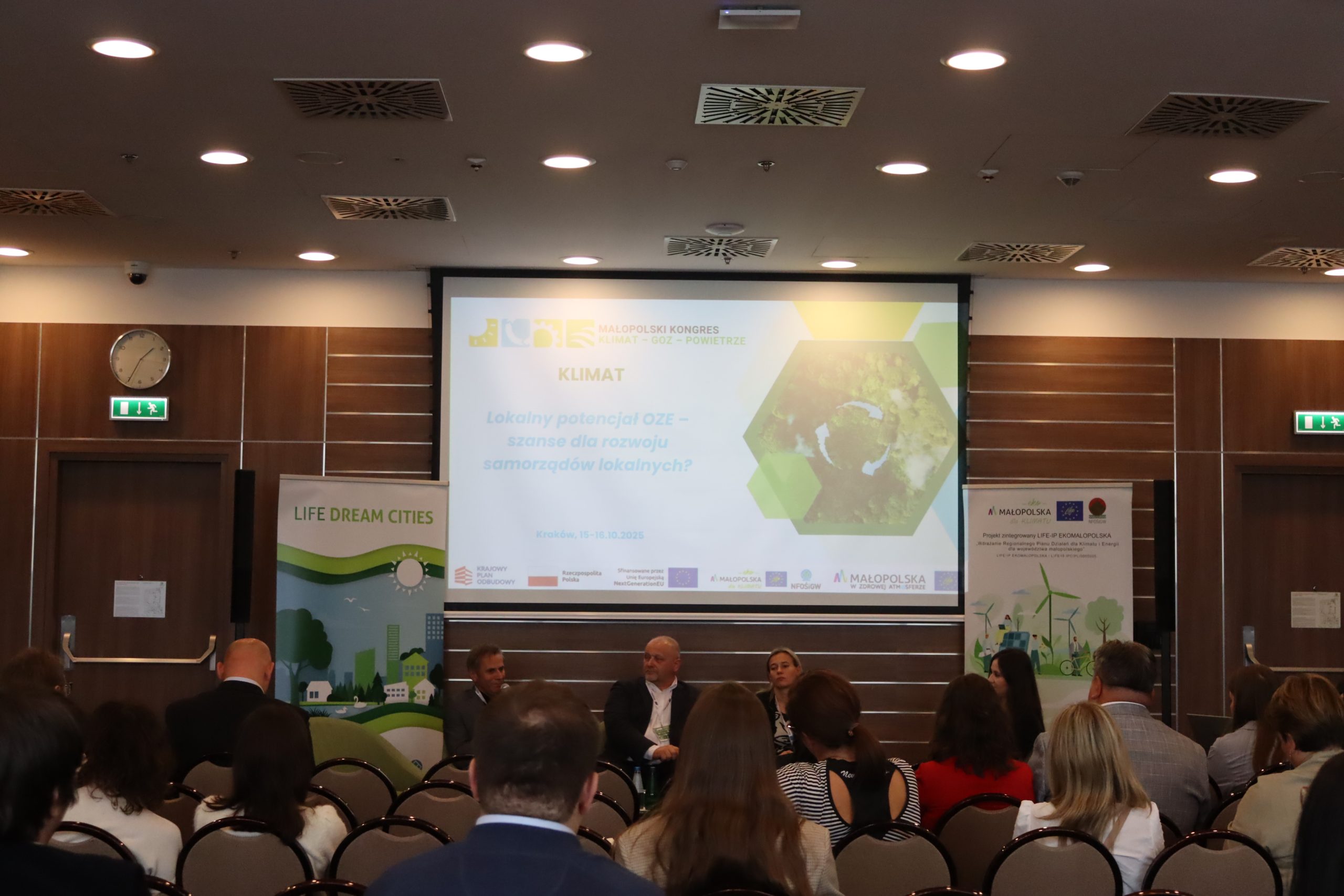 Uczestnicy i prelegenci panel dyskusyjnego "Lokalny potencjał OZE - szanse dla rozwoju samorządów lokalnych?"