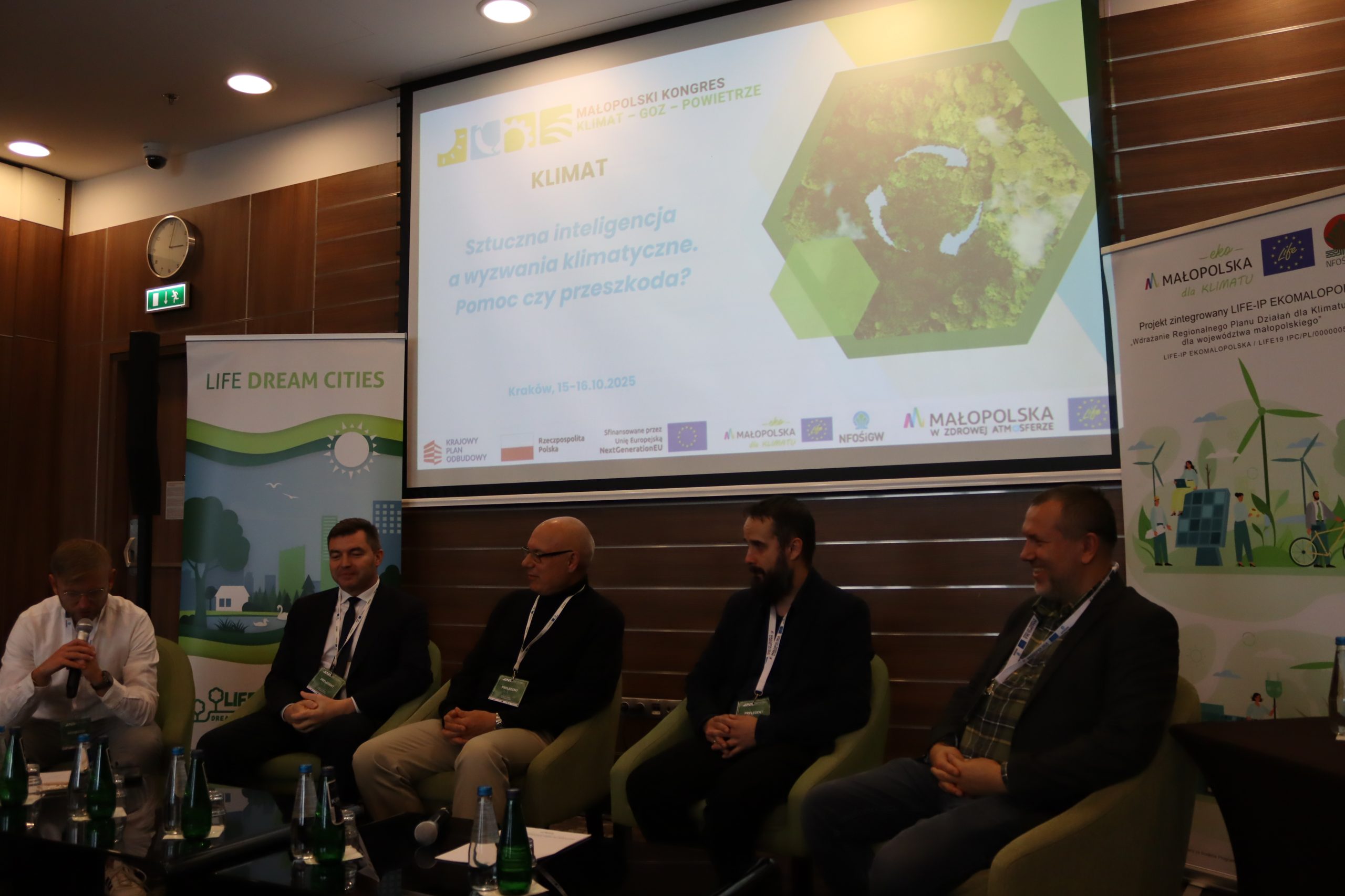 Prelegenci panelu dyskusyjnego "Sztuczna inteligencja a wyzwania klimatyczne - pomoc czy przeszkoda"