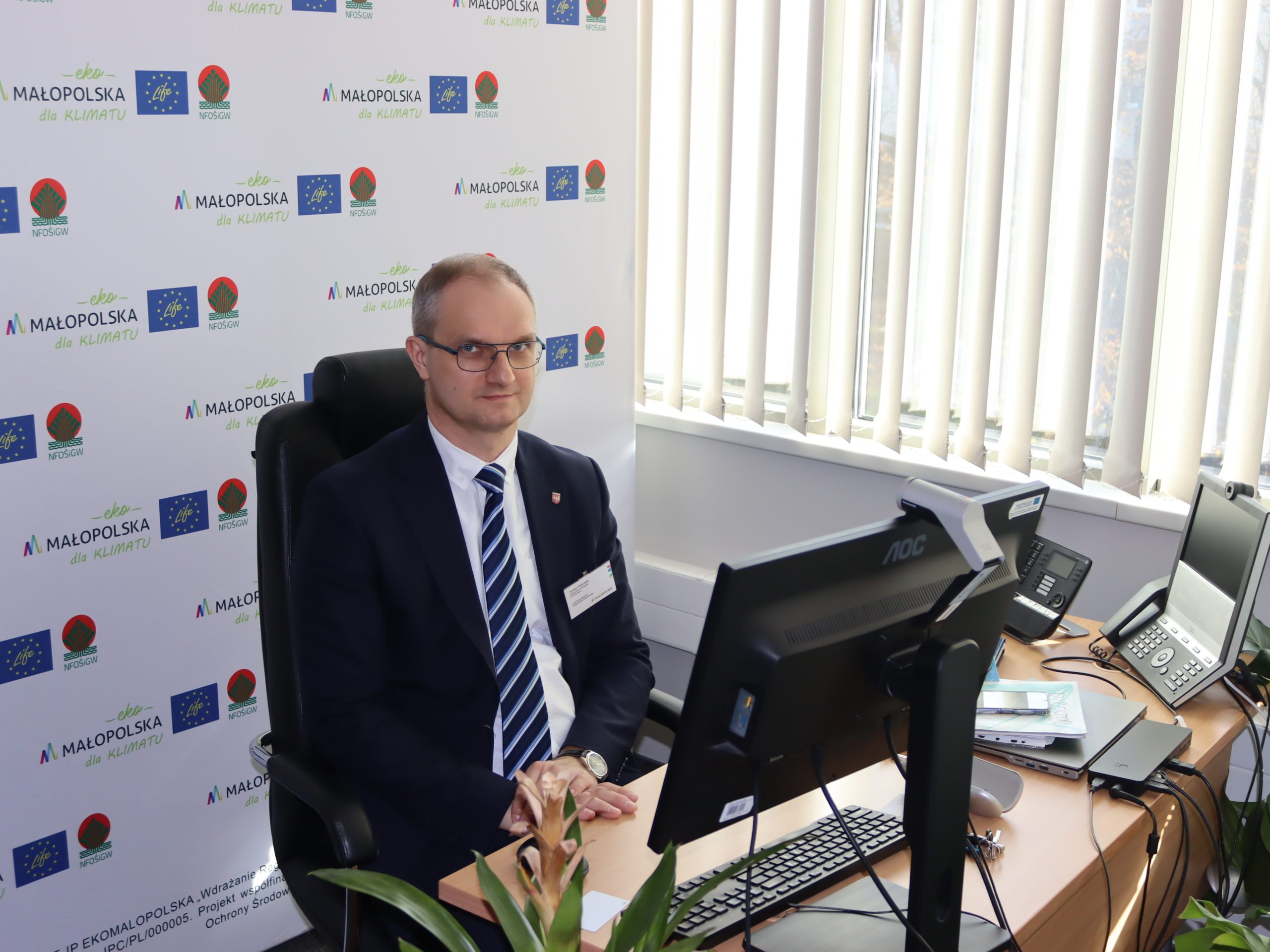 Mężczyzna przy komputerze