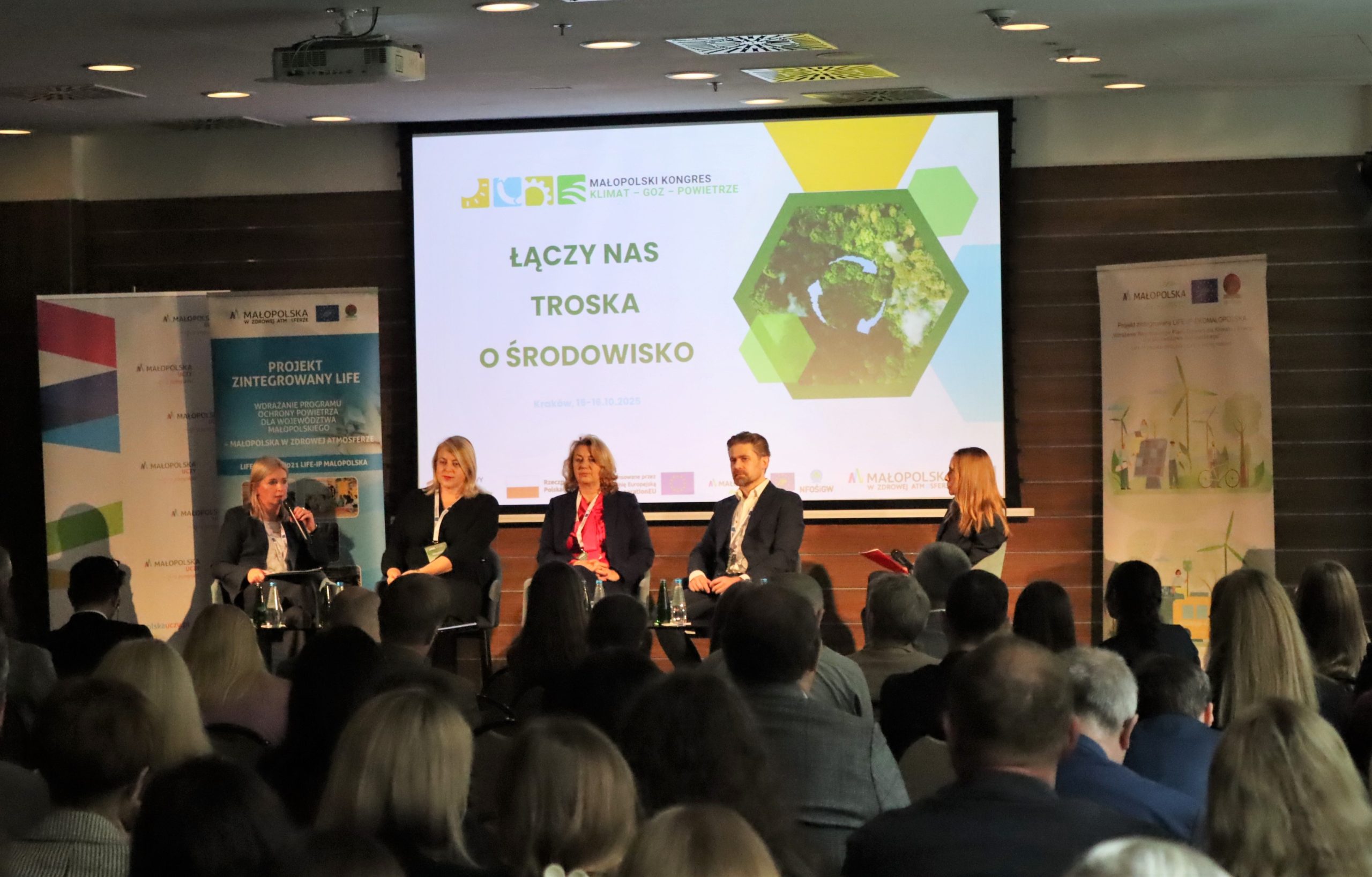 Paneliści dyskutują na scenie