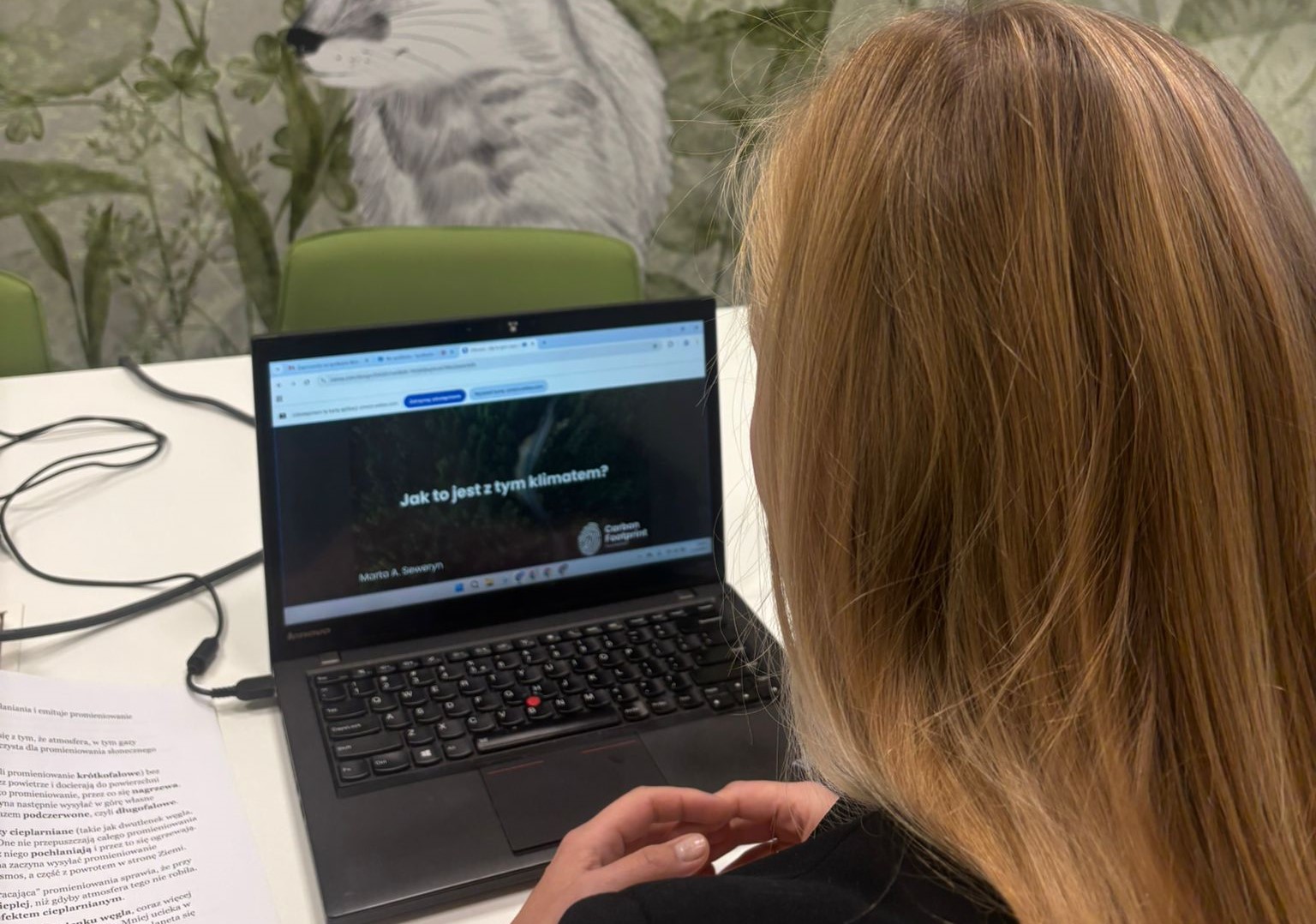 Kobieta prowadzi zajęcia online