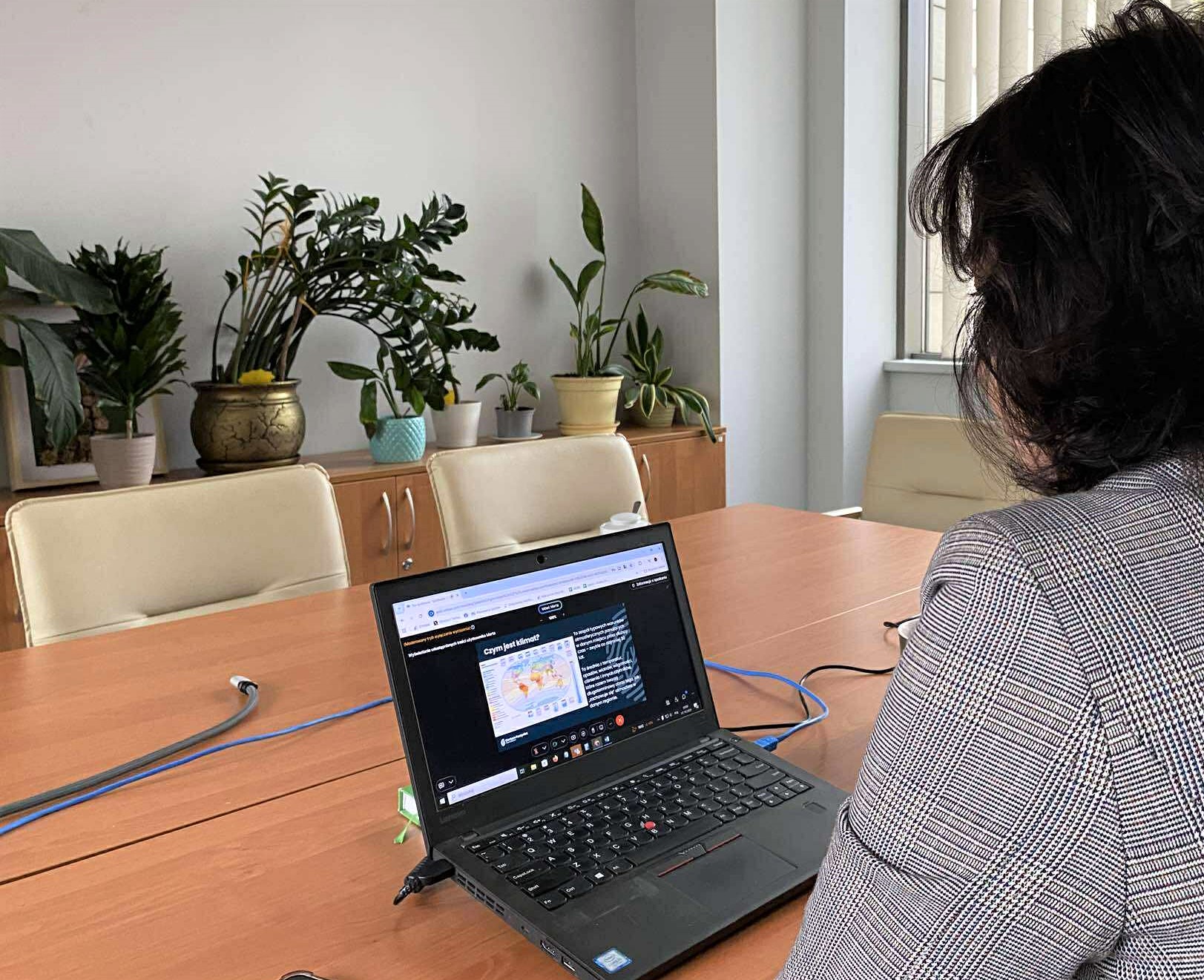Kobieta uczestniczy w zajęciach online