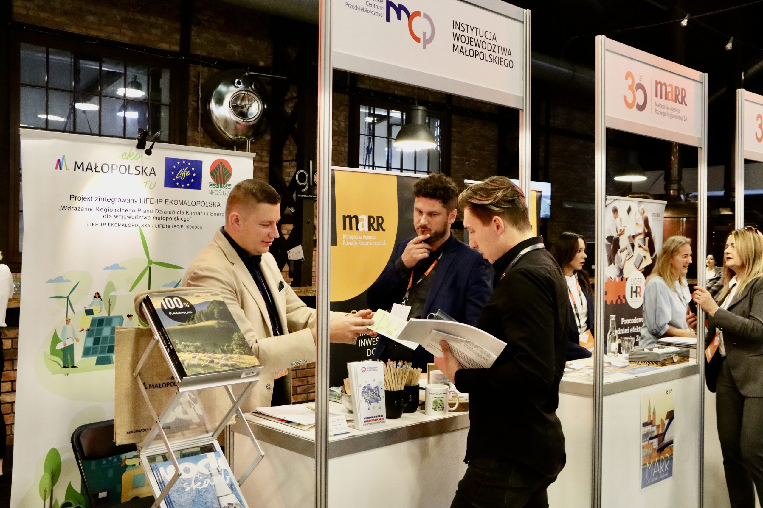 Stoisko informacyjne doradców dla biznesu