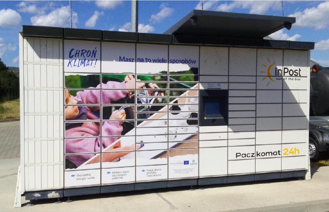 Grafiki na paczkomatach