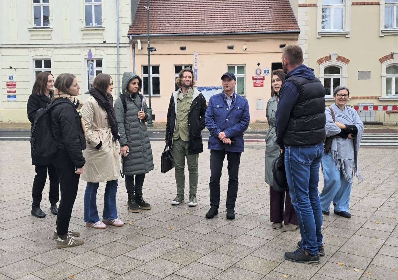 Ludzie na zajęciach w terenie