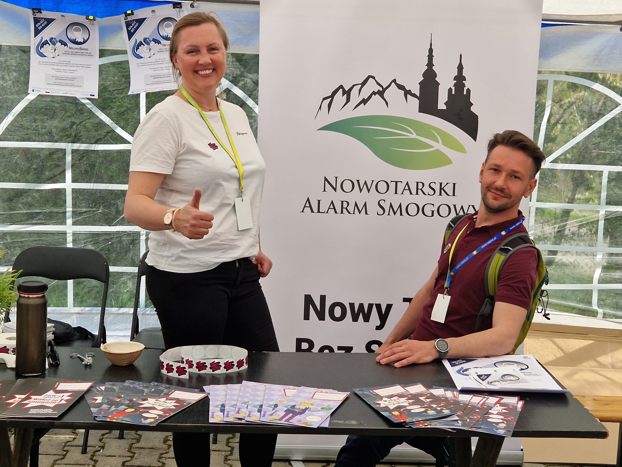 Dwie osoby na stoisku piknikowym