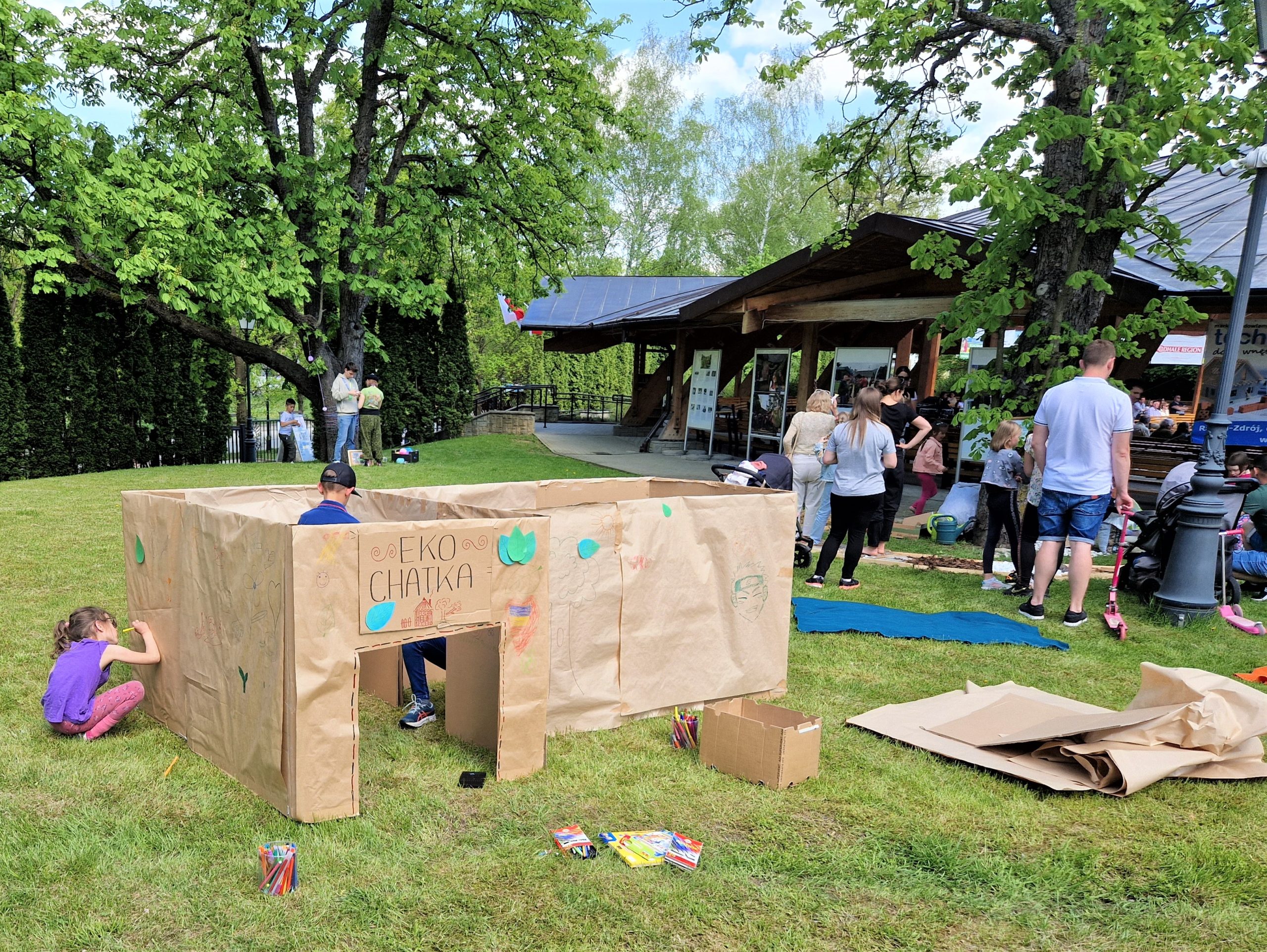Dziecko rysuje i ludzie na pikniku