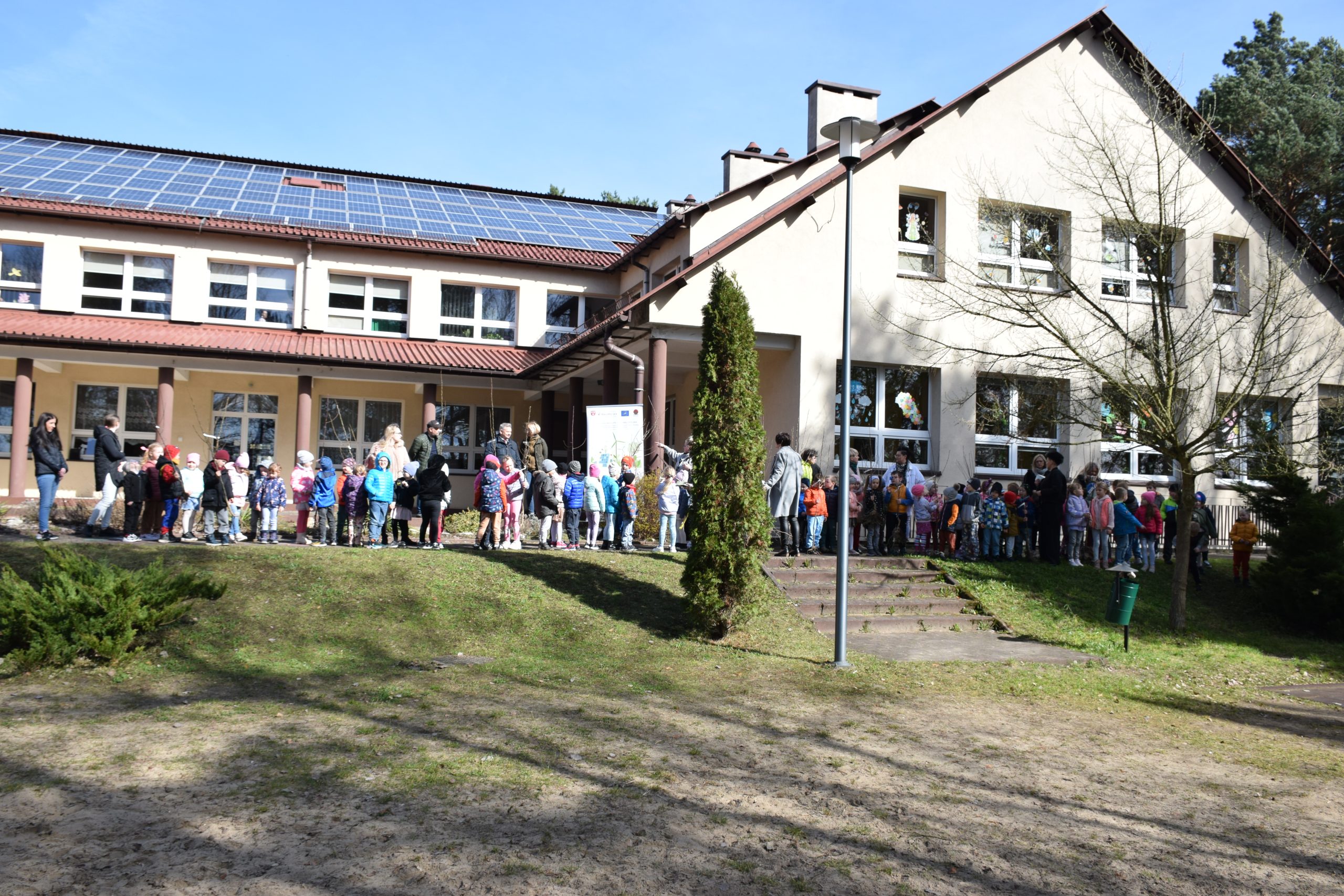 sadzenie drzew w przedszkolu w Bukownie