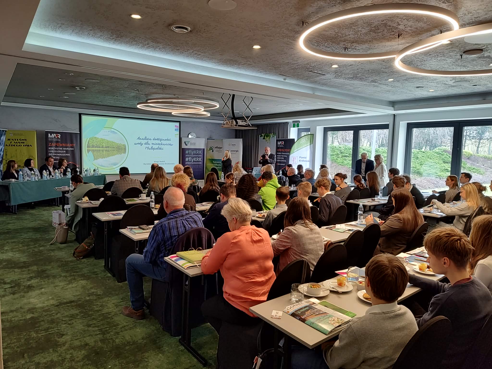 Sala konferencyjna z ujęciem na słuchaczy i występującego