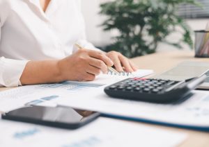 Ręce i kalkulator w tle roślina