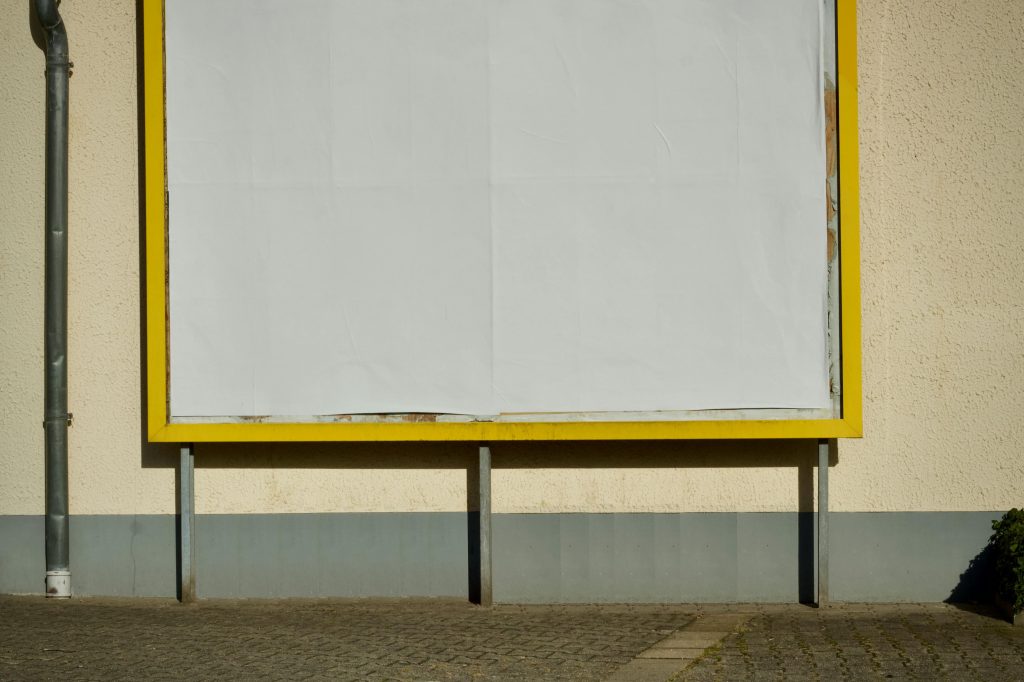 Zdjęcie przedstawia pusty baner reklamowy