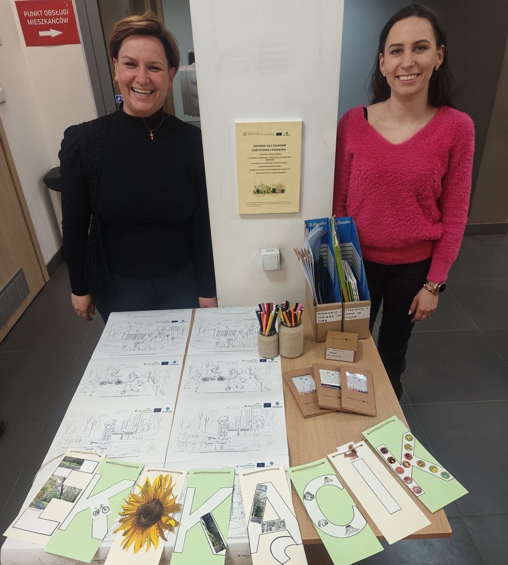 Dwie kobiety stoją przy przygotowanym w ramach wydarzenia przez siebie stoisku