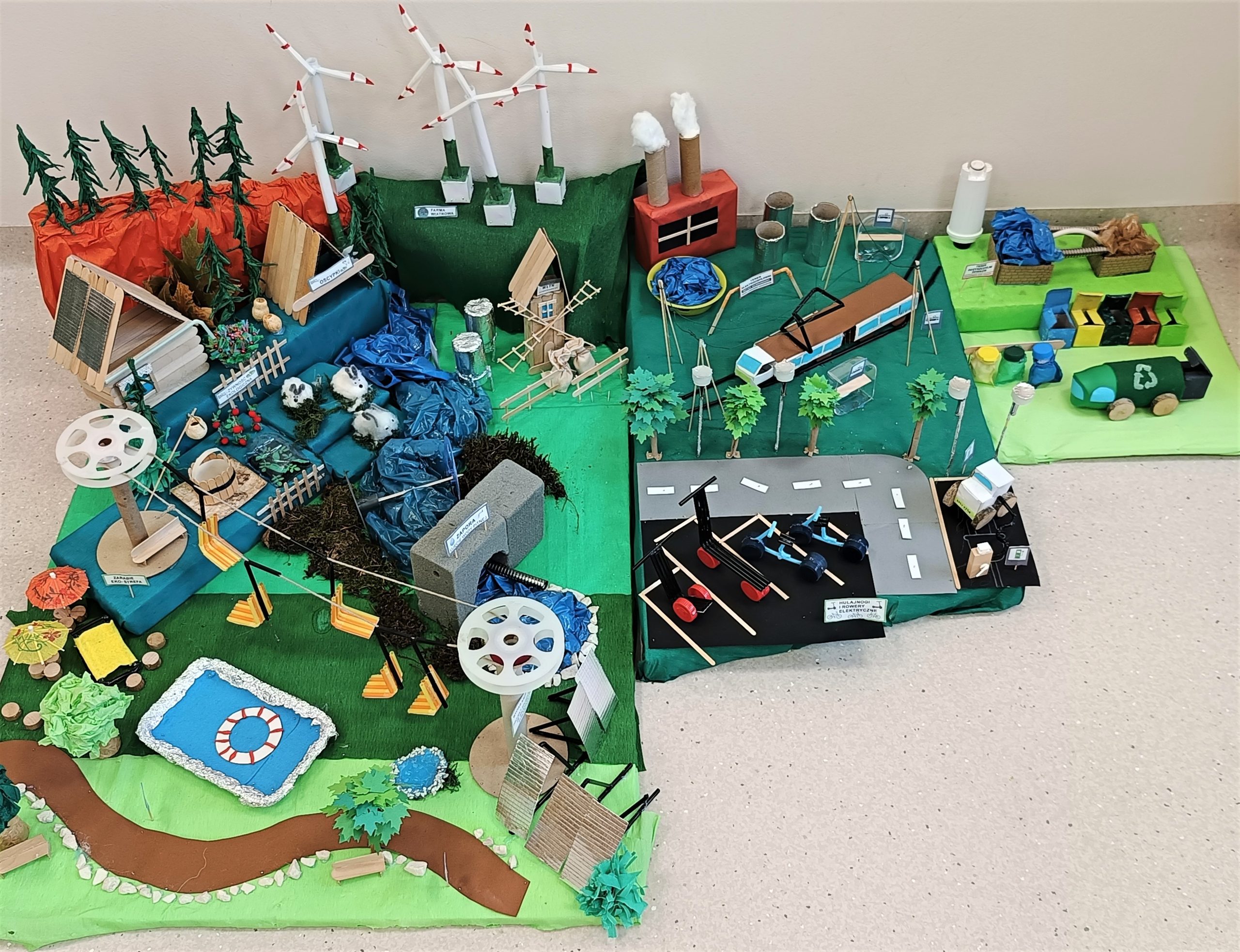 Prace dzeci OZE z recyklingu