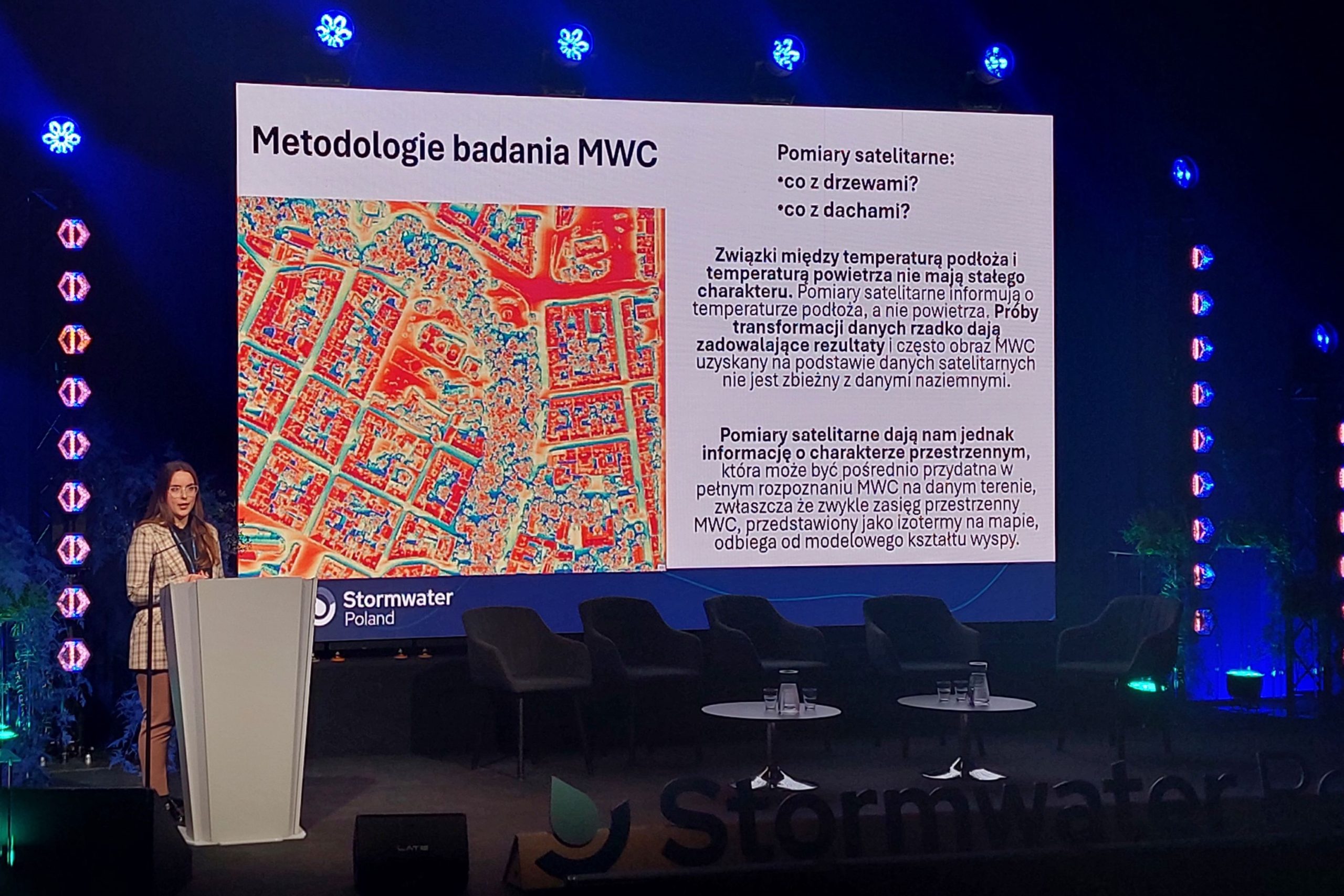 Doradczyni ds. klimatu i środowiska stoi na scenie w trakcie konferencji i przemawia do zebranych uczestników