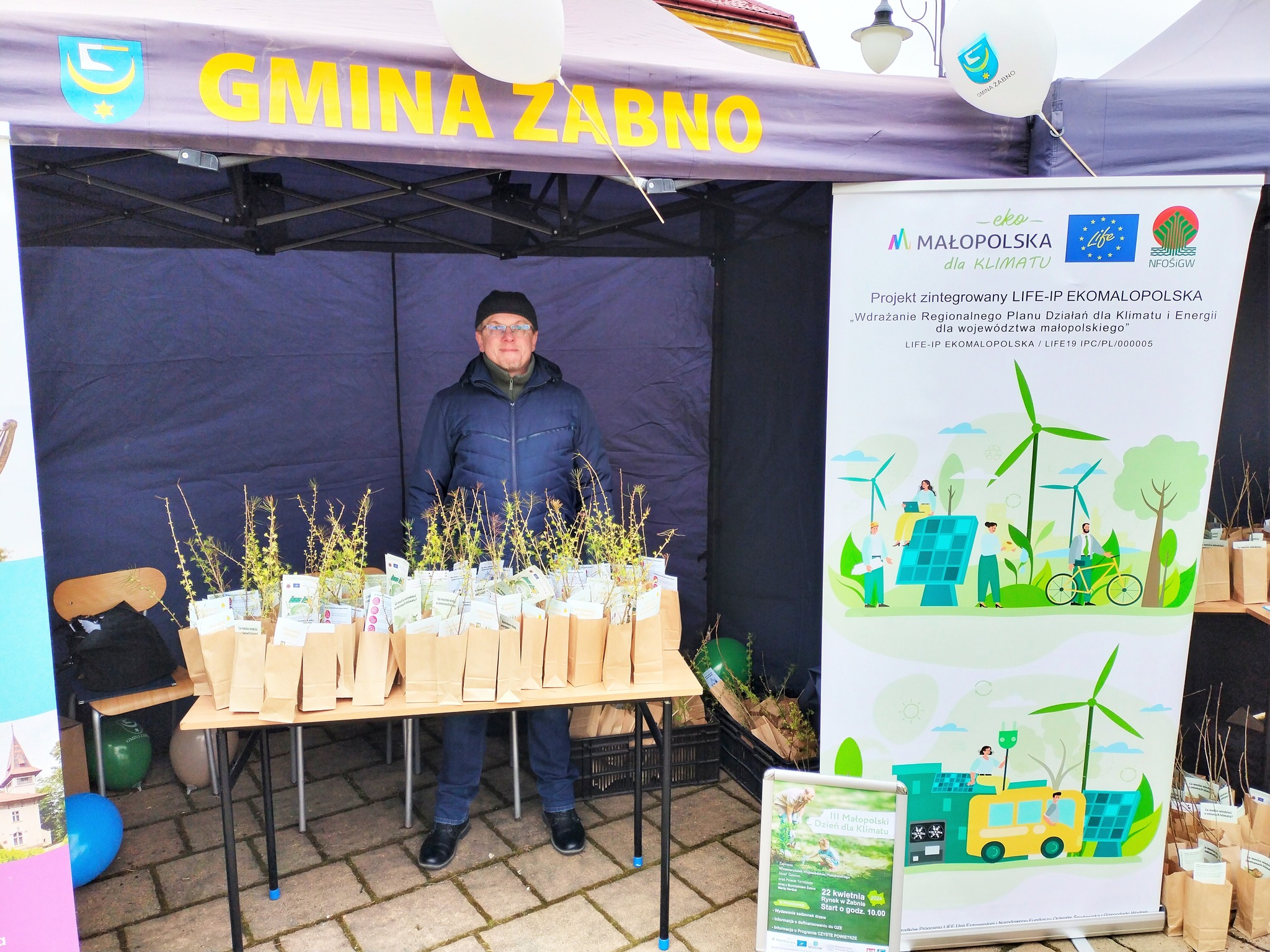 Doradca ds. klimatu i środowiska stoi na stoisku z sadzonkami drzeww trakcie V edycji MDdK
