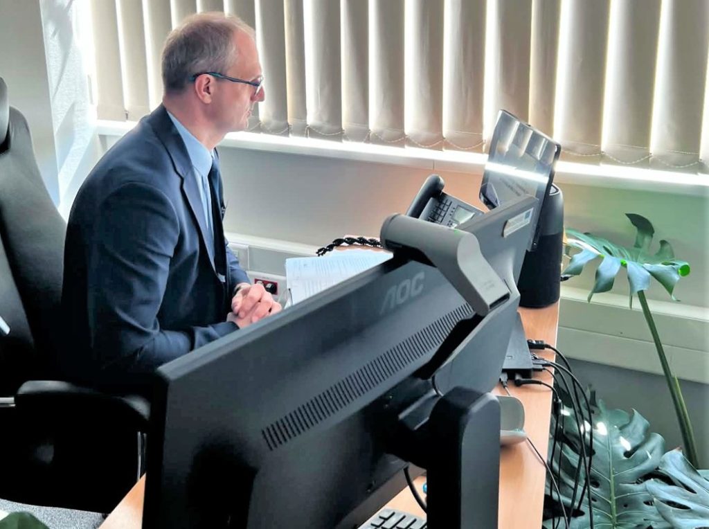Dyrektor Tomasz Pietrusiak przed komputerem